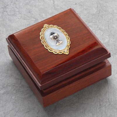 Caja de recuerdo o rosario de madera noble genuina con medallón de nácar y cáliz