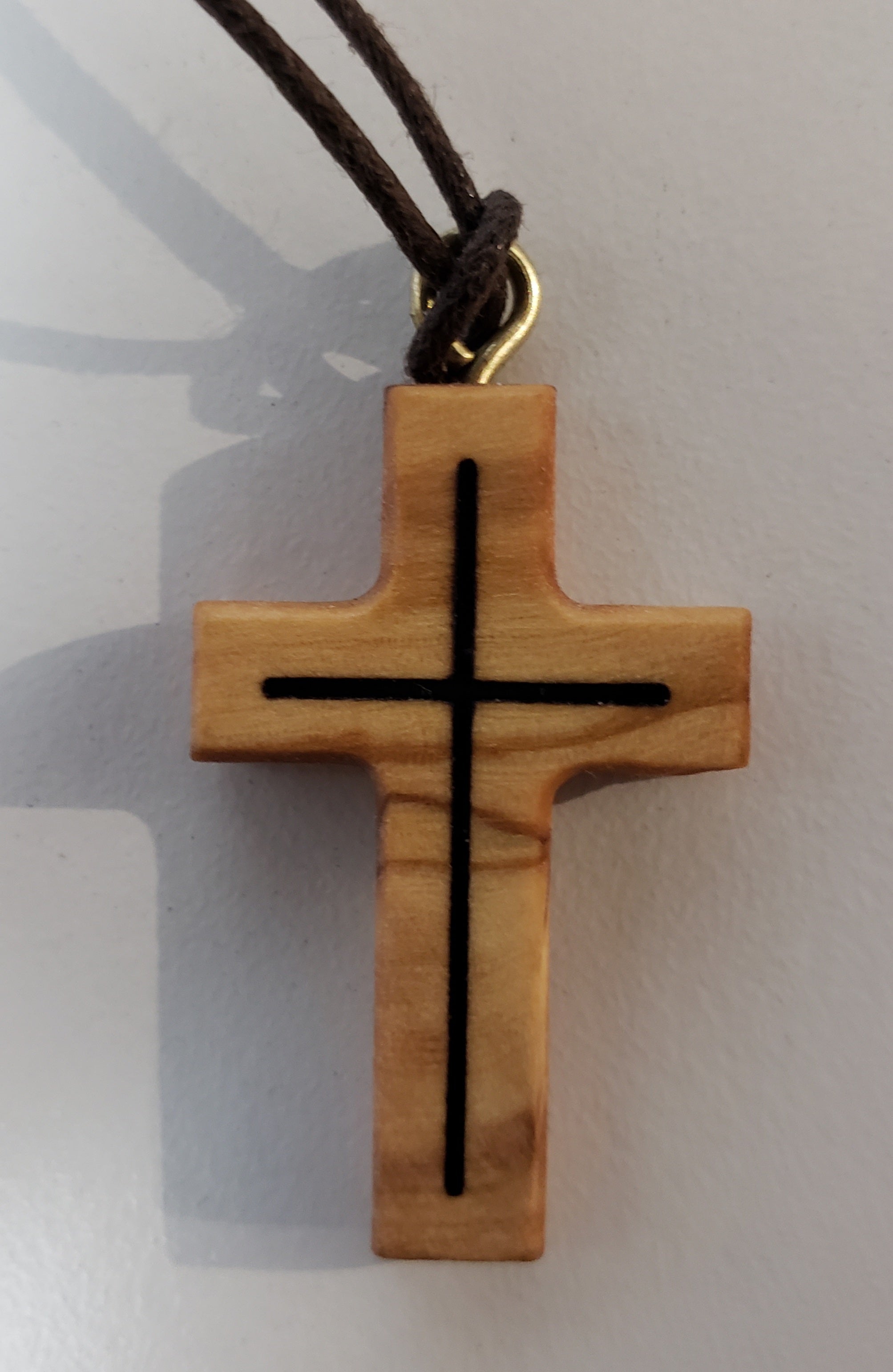 CRUZ DE MADERA DE OLIVO 3,2CM EN CRUZ SOBRE CORDÓN