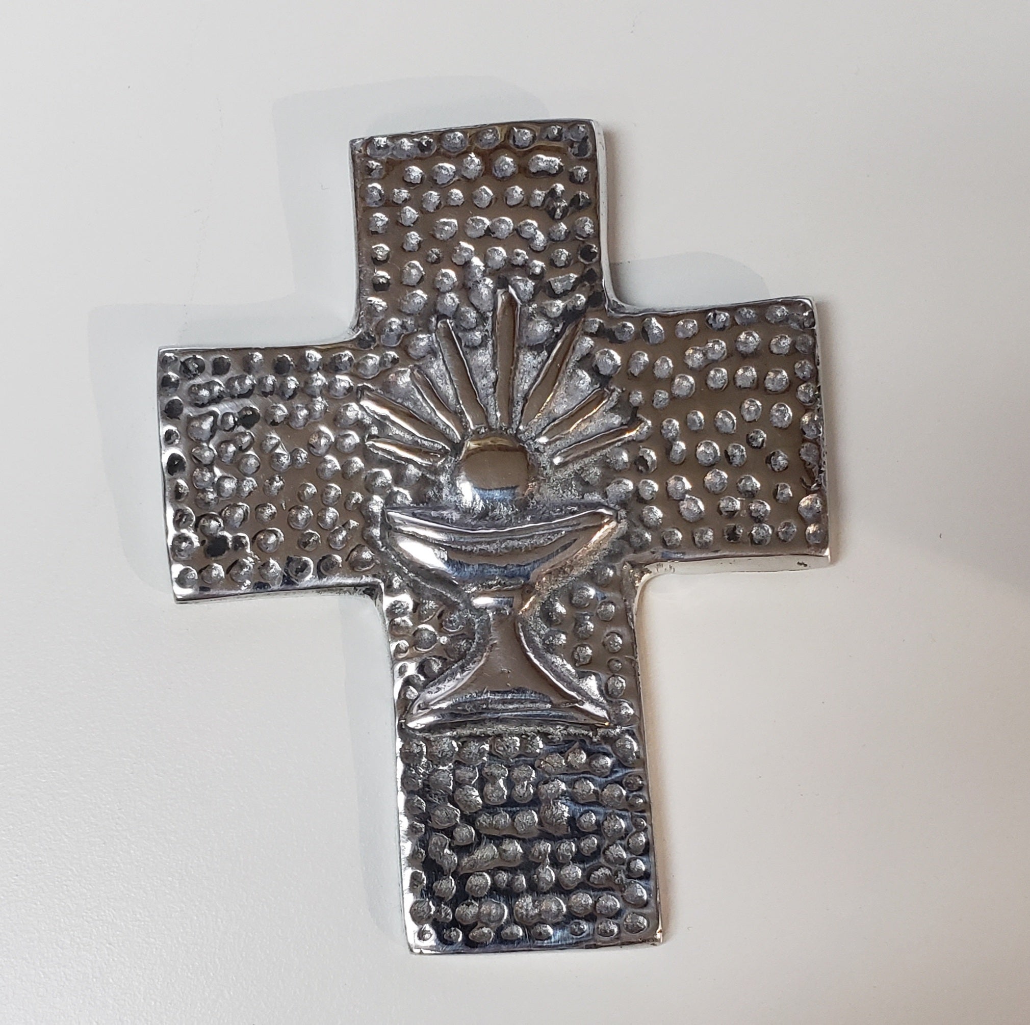 Cruz de comunión de peltre de 4" con cáliz
