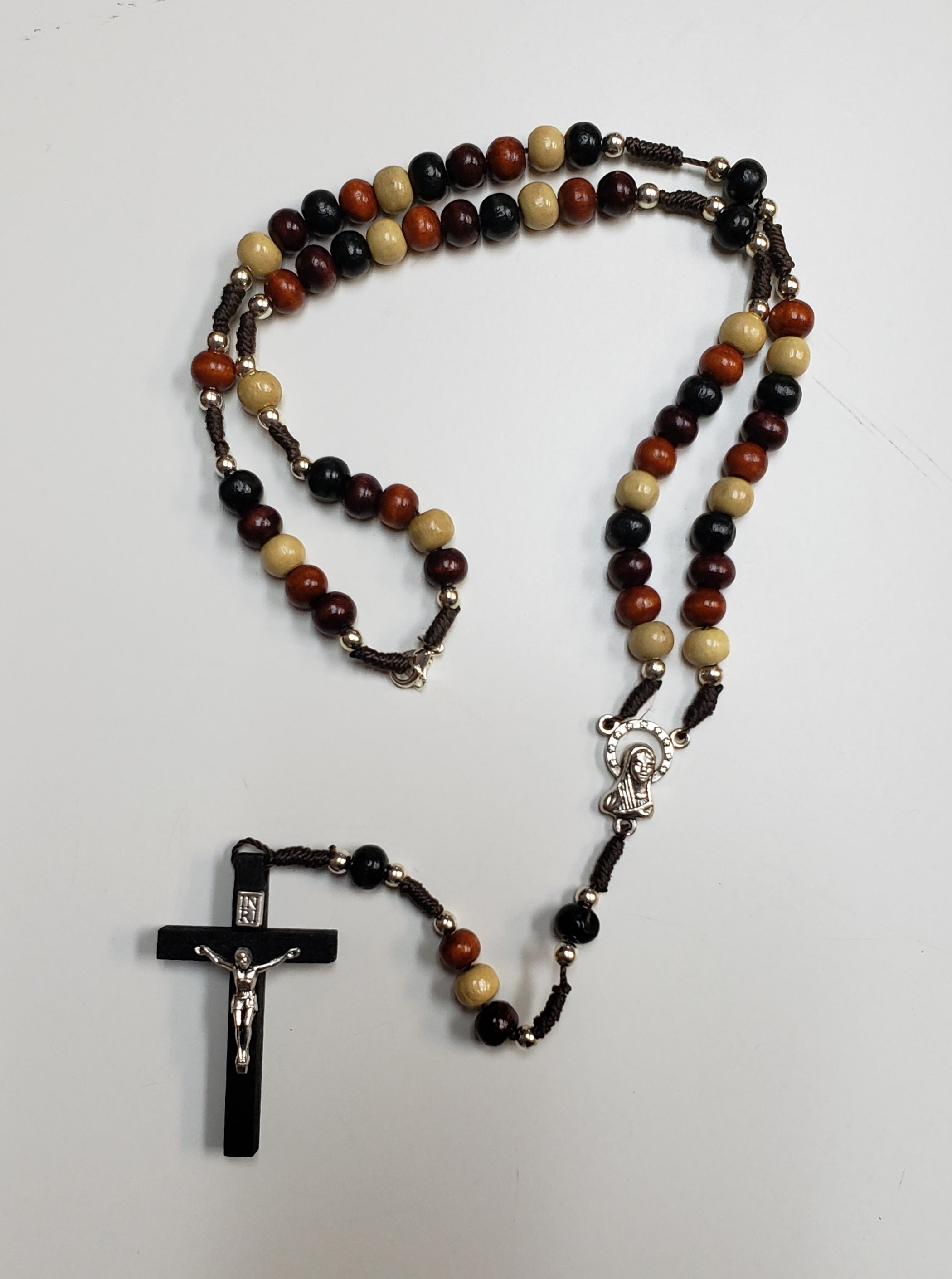 Rosario de madera - Cuentas de madera multicolor con crucifijo de madera negra