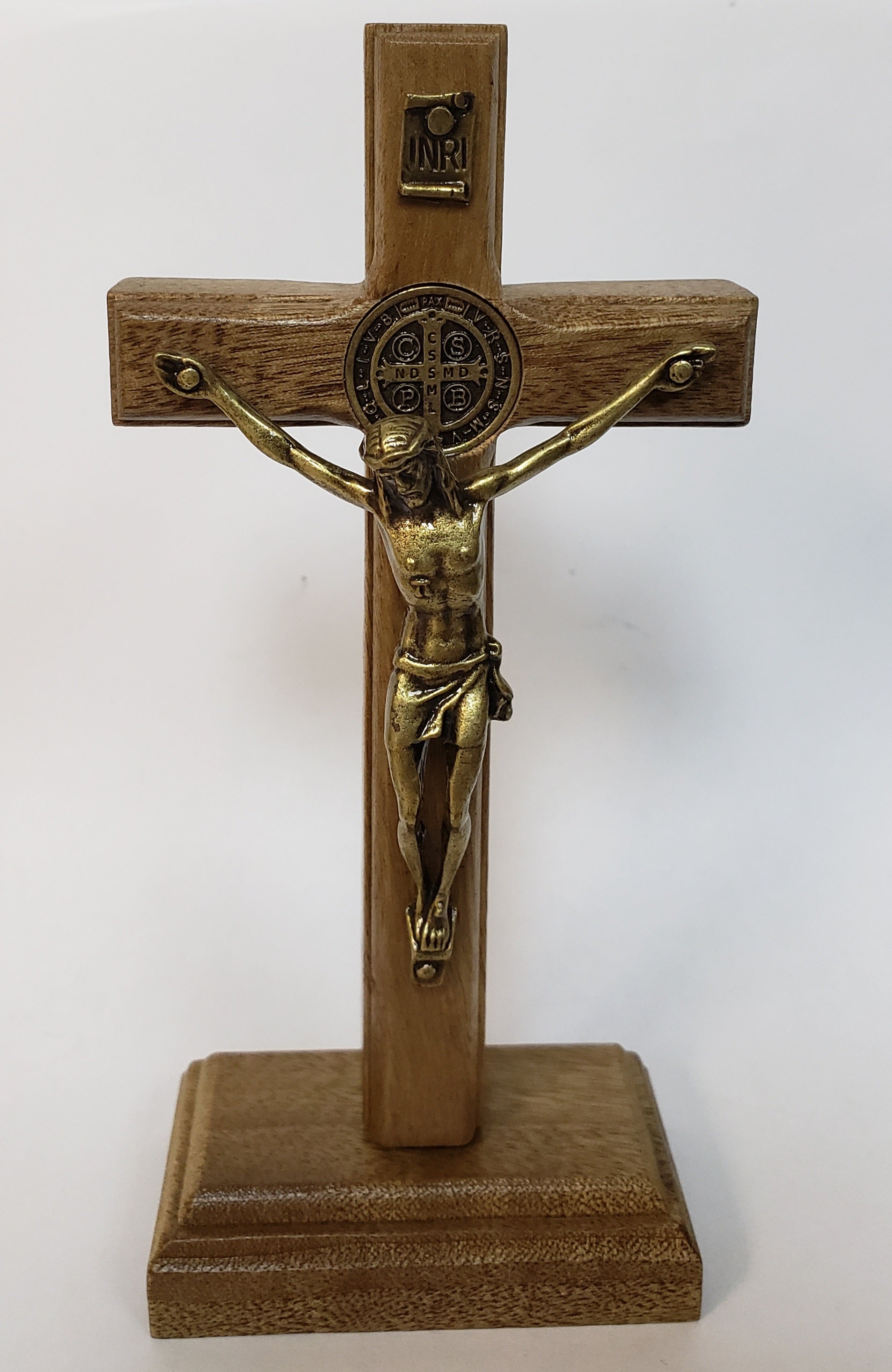 Crucifijo de madera de pie de San Benito
