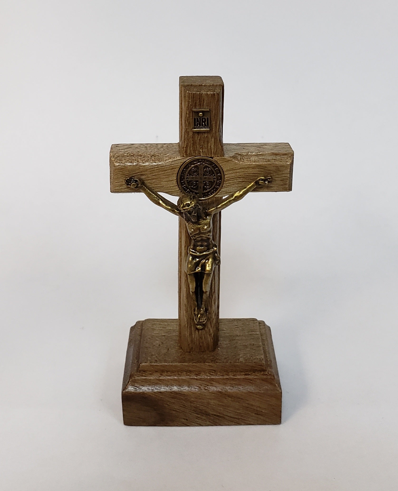 Crucifijo de madera de pie de San Benito