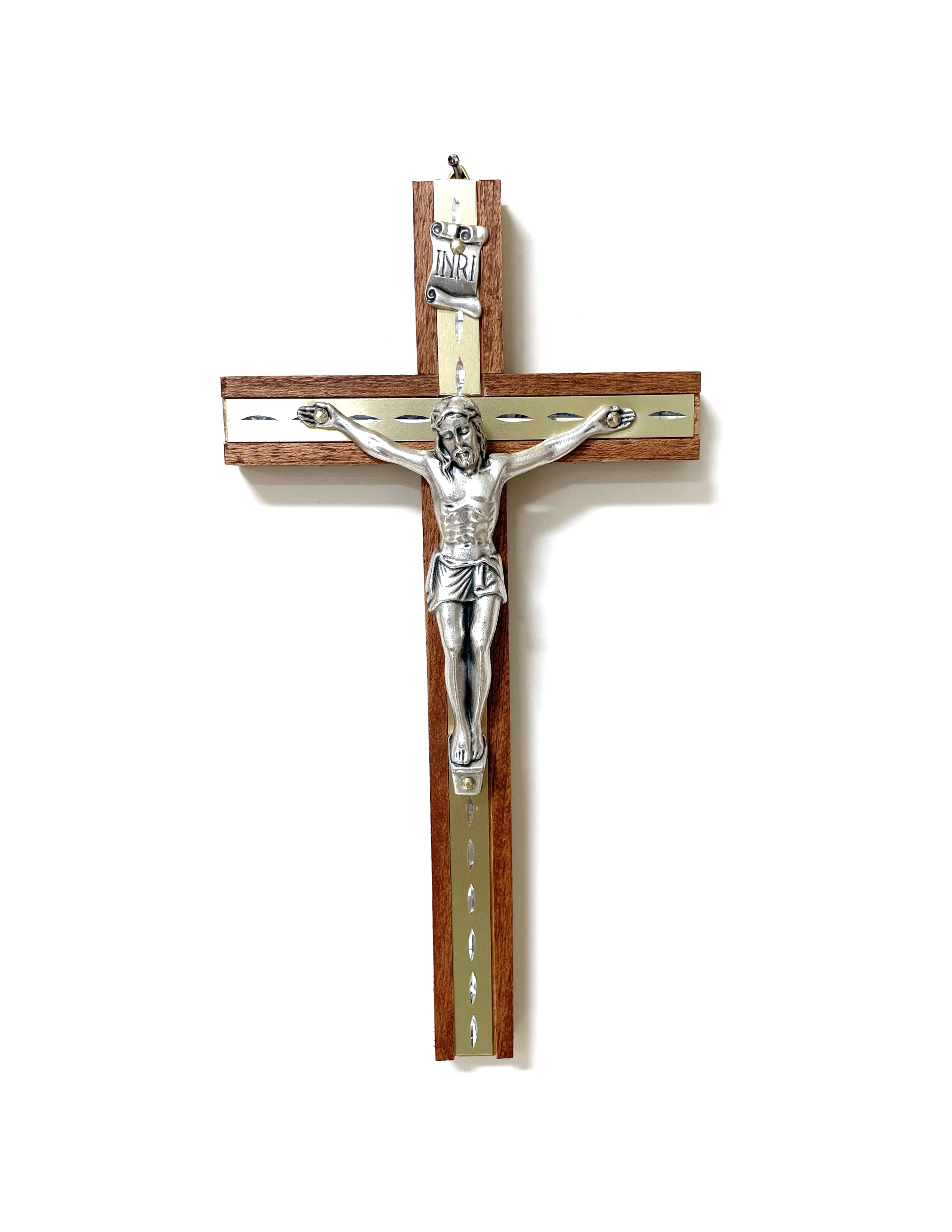 Crucifijos de madera con línea dorada y cuerpo de metal plateado con base de pie y para pared