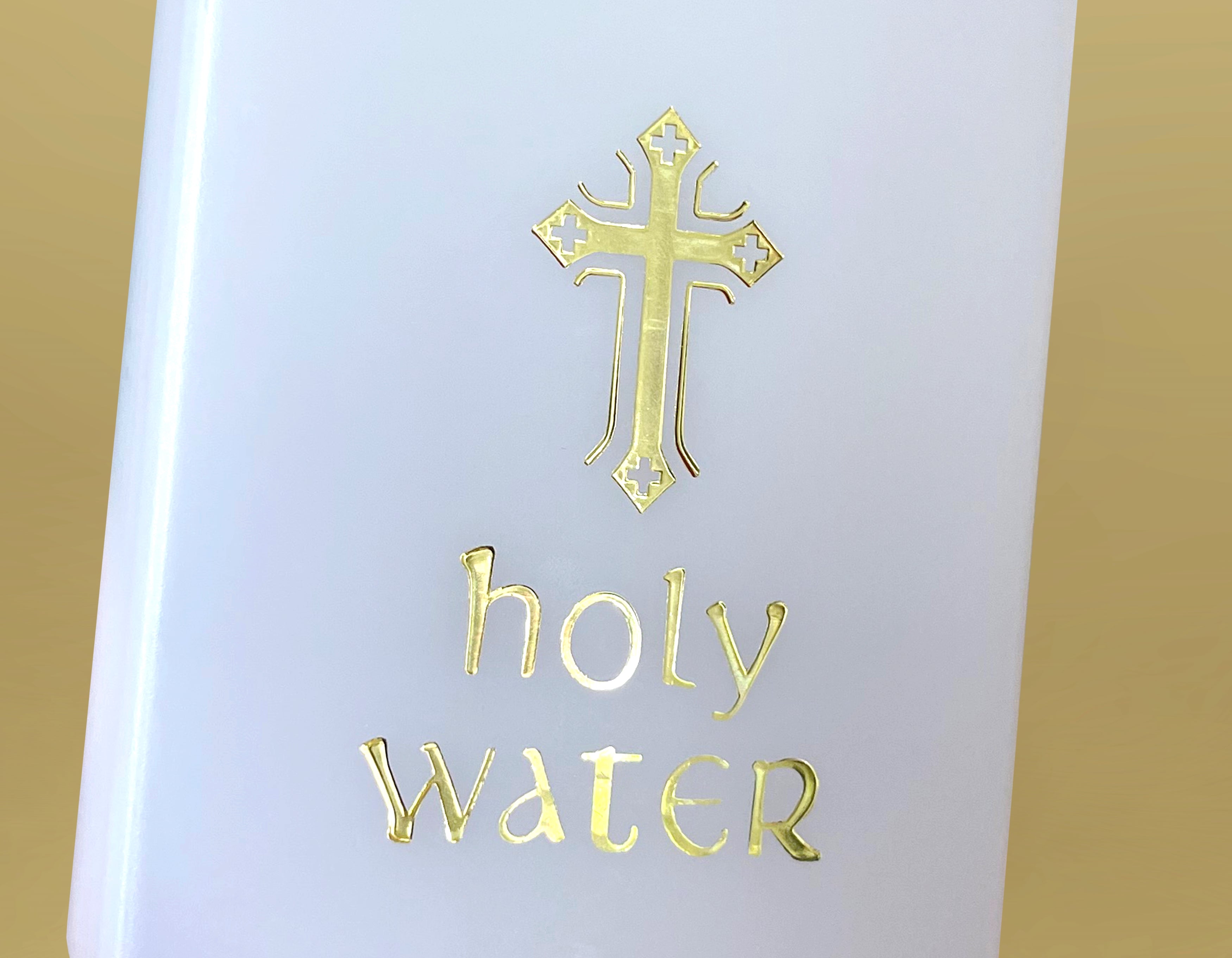Botella de plástico para agua bendita con detalles dorados y diseño de tapa de seguridad.