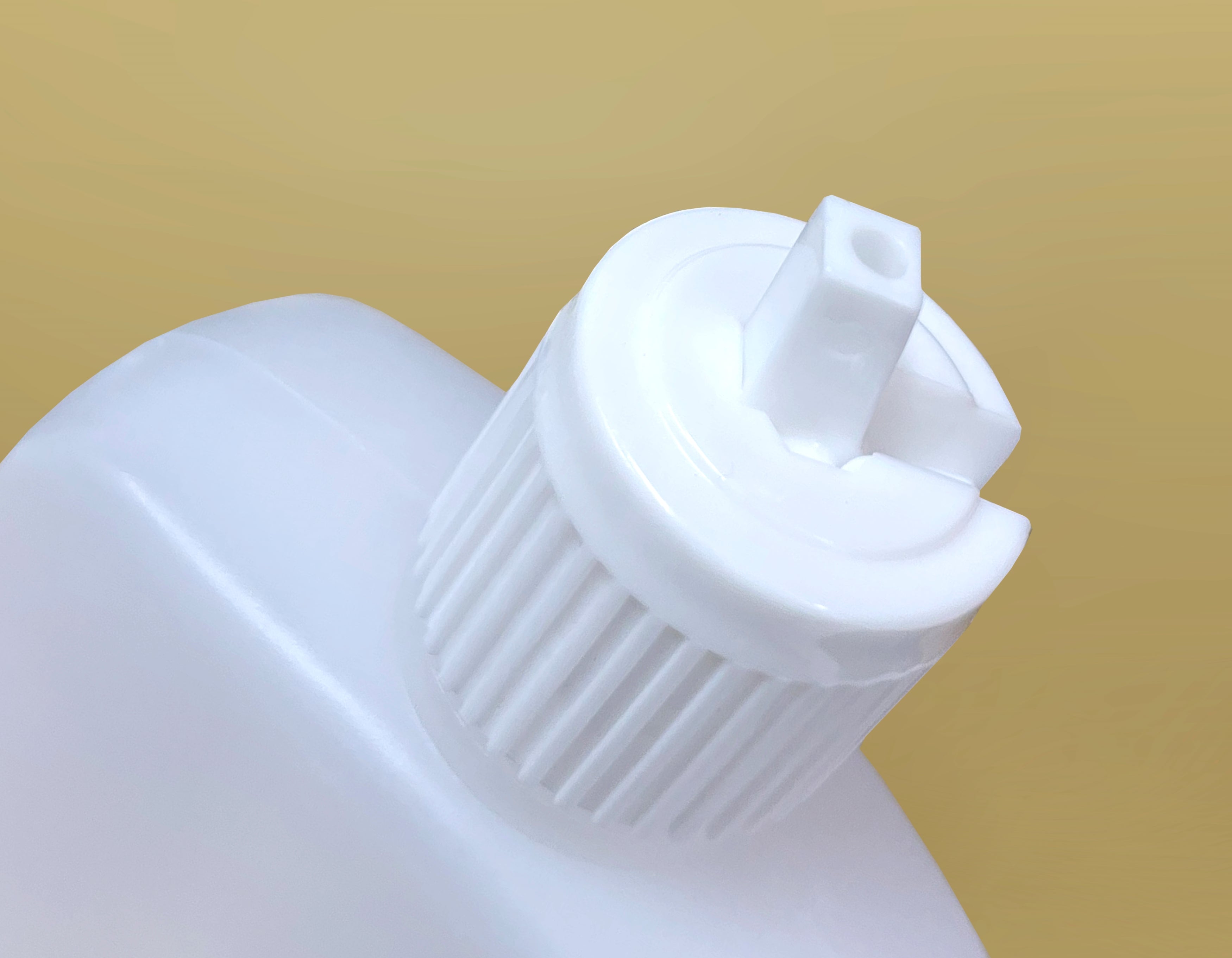 Botella de plástico para agua bendita con detalles dorados y diseño de tapa de seguridad.