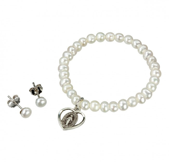 Conjunto de pulsera y pendientes de perlas de agua dulce