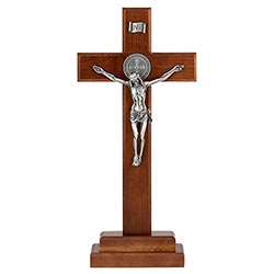 Crucifijo de pie de San Benito