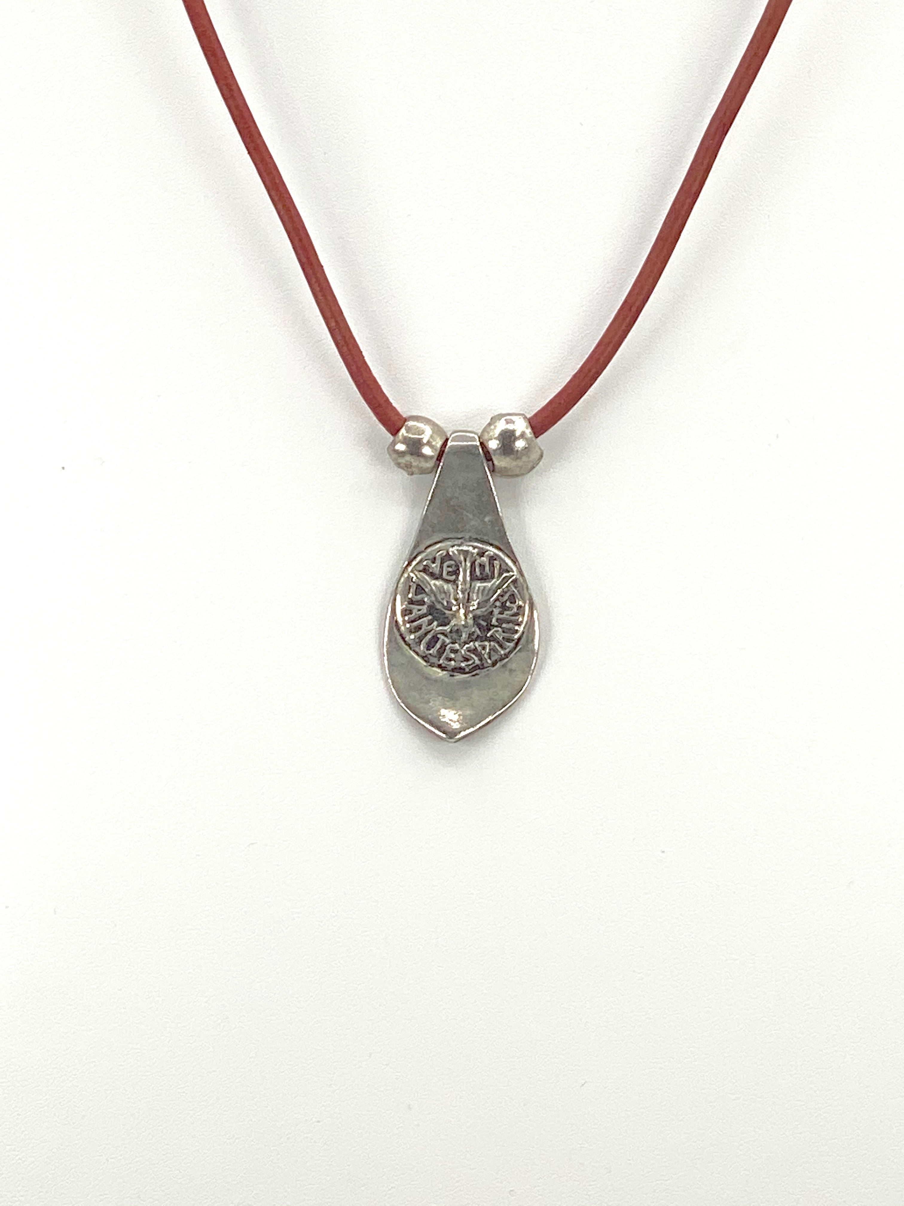 Collar Vintage del Espíritu Santo, joyería hecha a mano con cordón de cuero genuino de la Colección Graciela