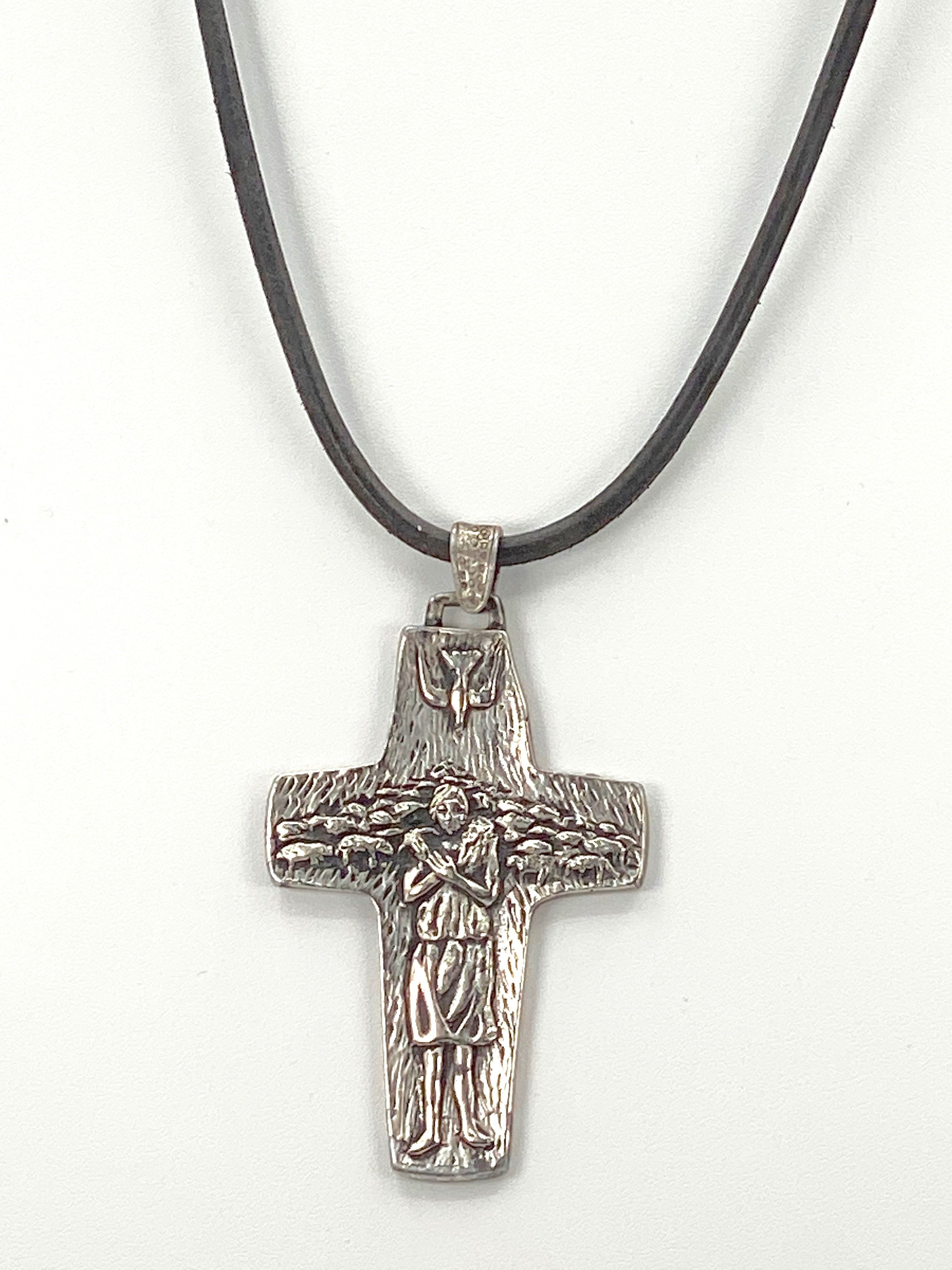 Collar Vintage del Buen Pastor Joyería Artesanal con Correa de Cuero Genuino de la Colección Graciela