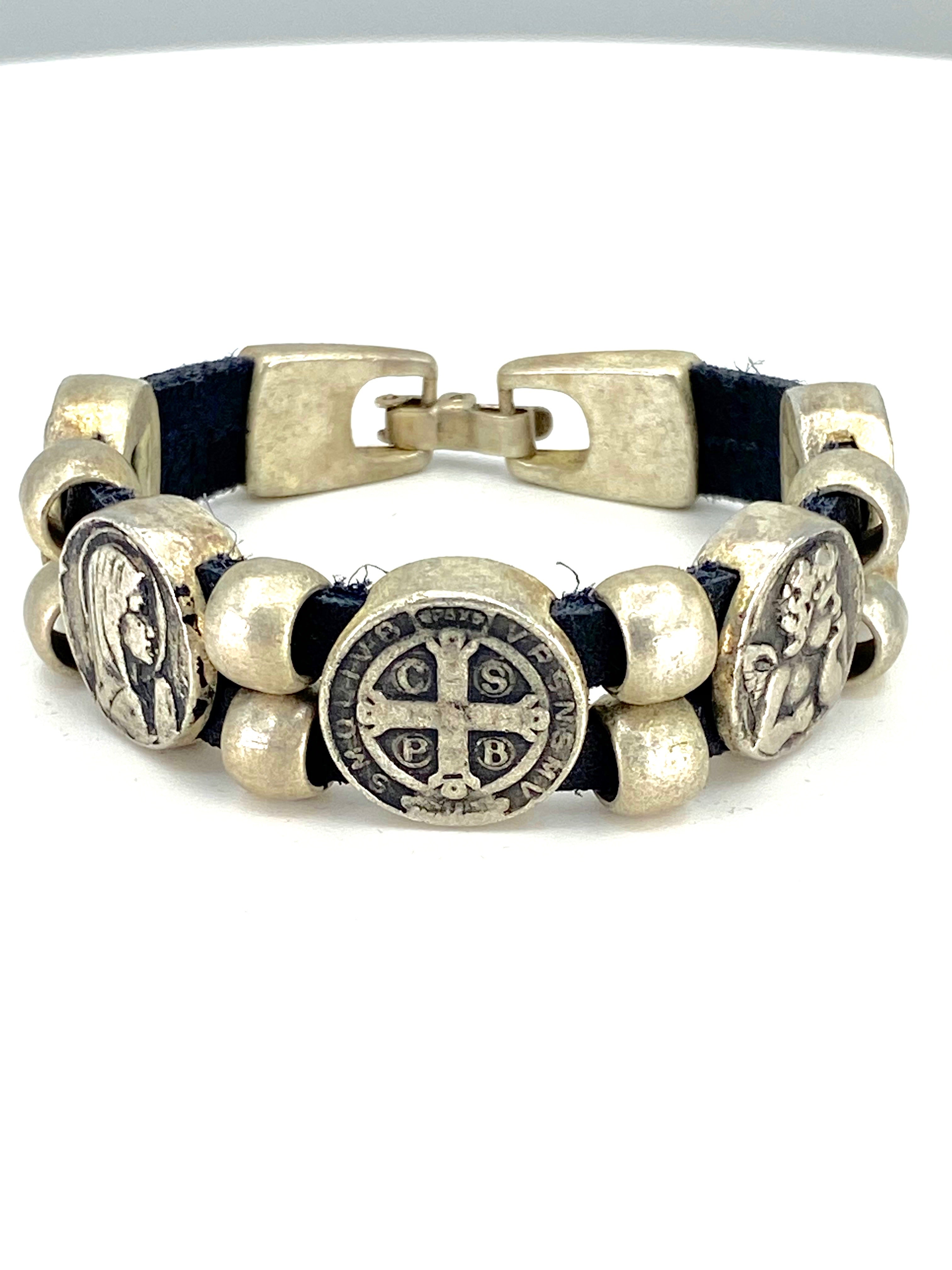 Pulsera Vintage con Doble Correa de Cuero y Medallas de La Virgen María, San Benito, Sagrado Corazón de Jesús, Ángel de la Guarda y Espíritu Santo joyería artesanal de Graciela's Collection