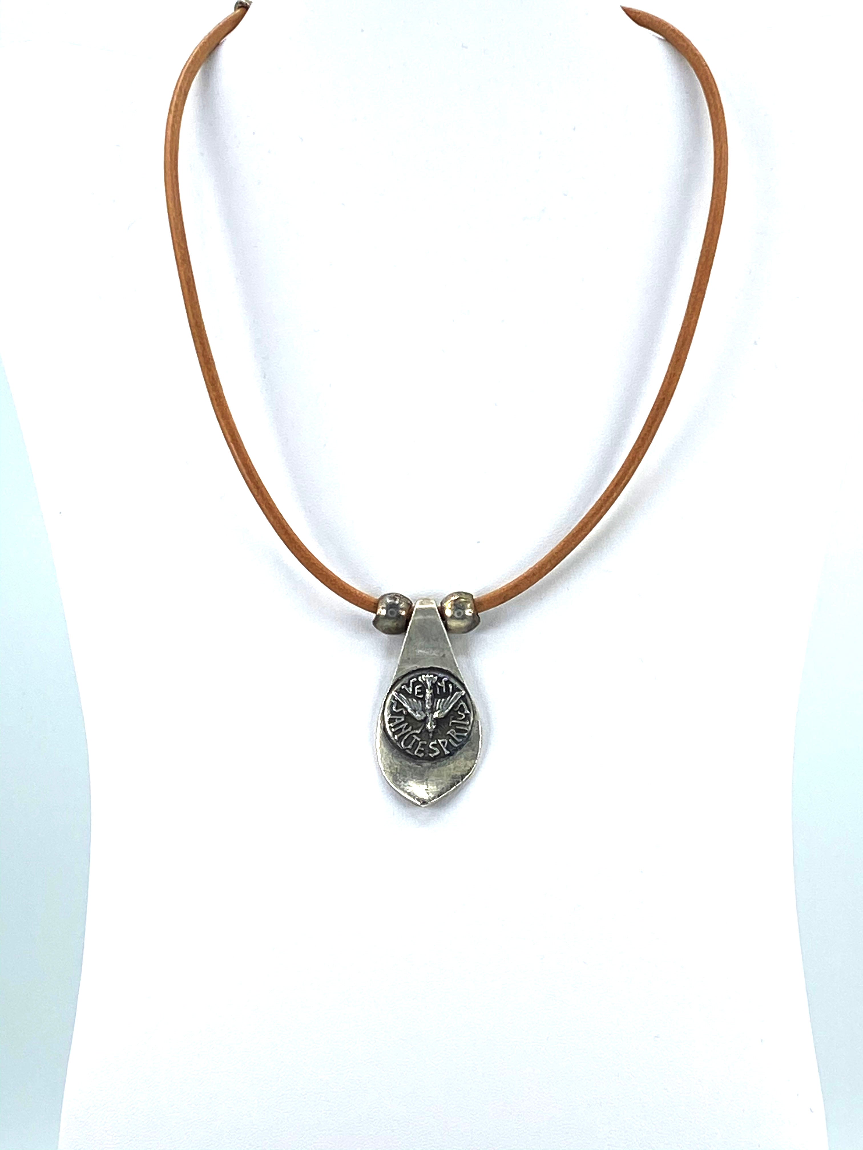 Collar Vintage del Espíritu Santo Joyería Hecha a Mano con Correa de Cuero Genuino de la Colección Graciela
