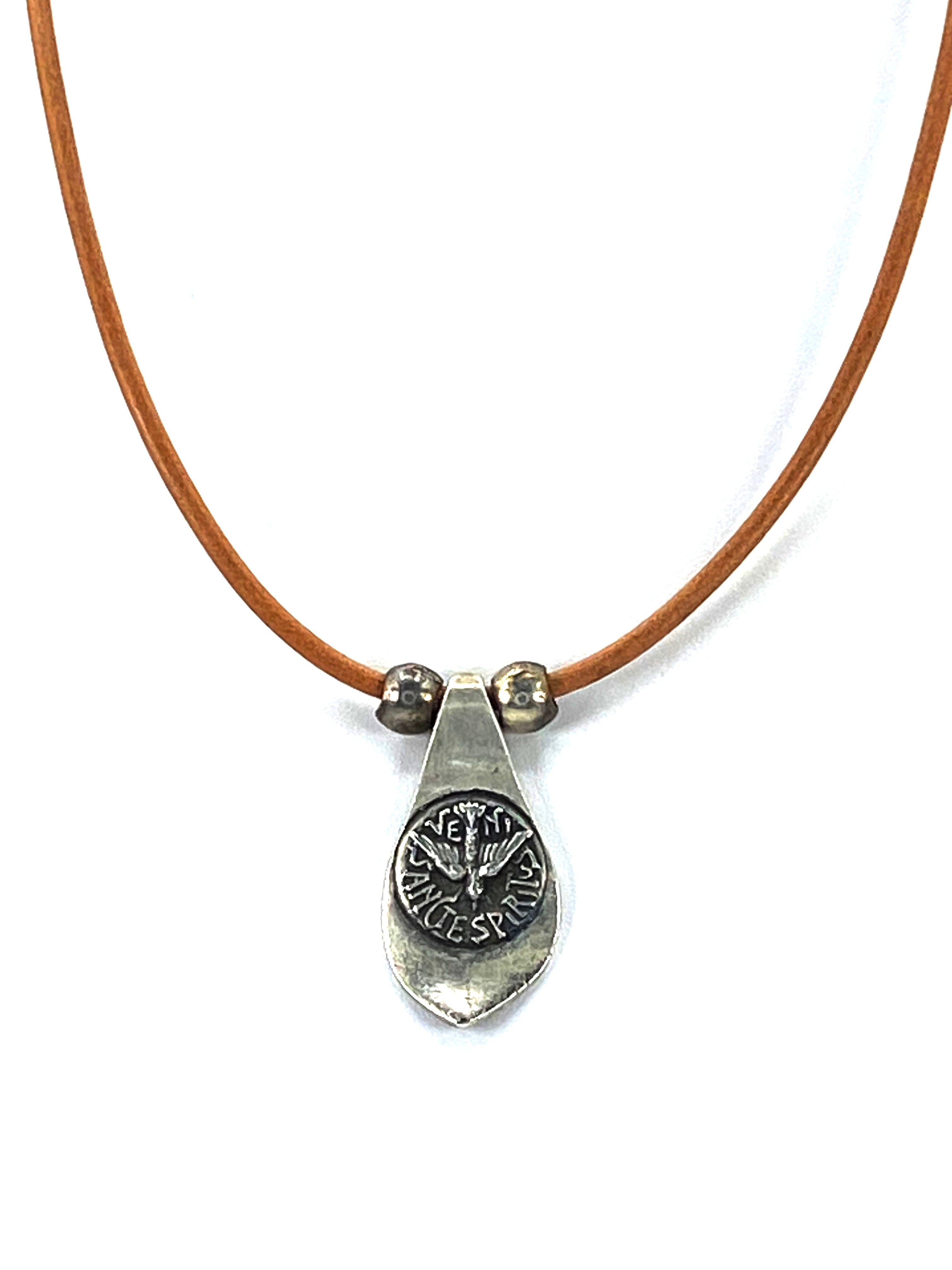 Collar Vintage del Espíritu Santo Joyería Hecha a Mano con Correa de Cuero Genuino de la Colección Graciela