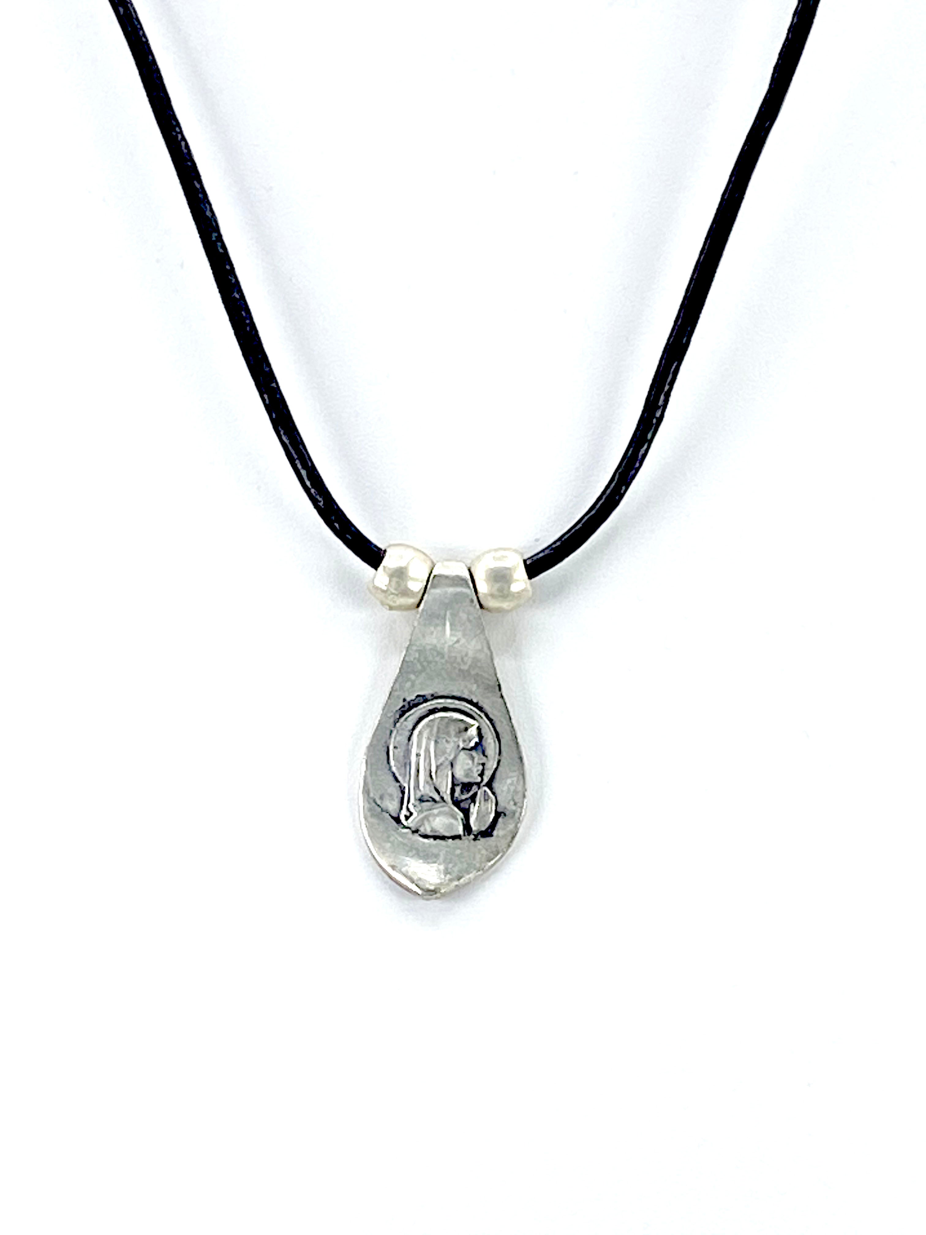 Collar vintage de la Virgen María, joyería hecha a mano con correas de cuero genuino de Graciela's Collection