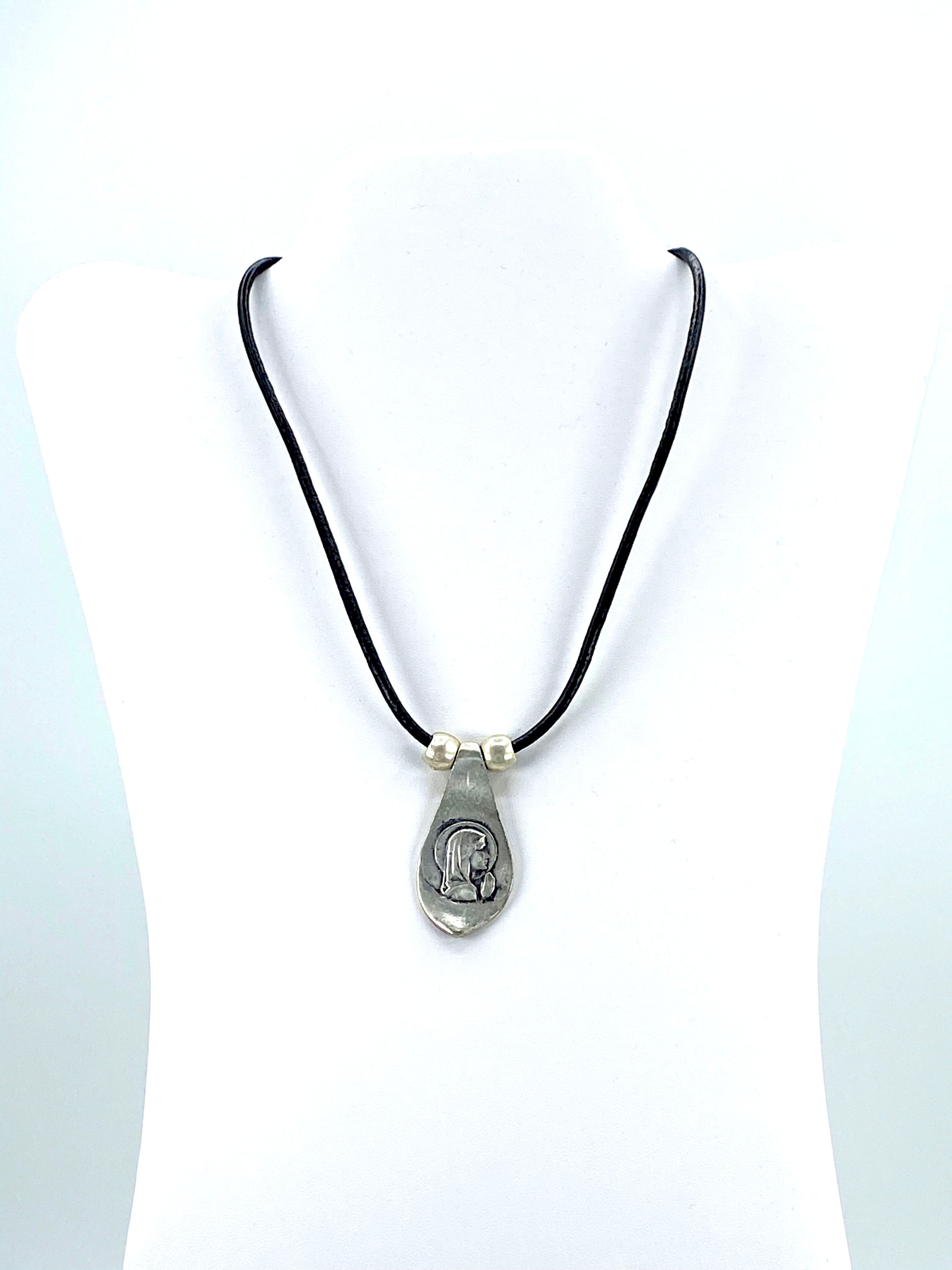 Collar vintage de la Virgen María, joyería hecha a mano con correas de cuero genuino de Graciela's Collection