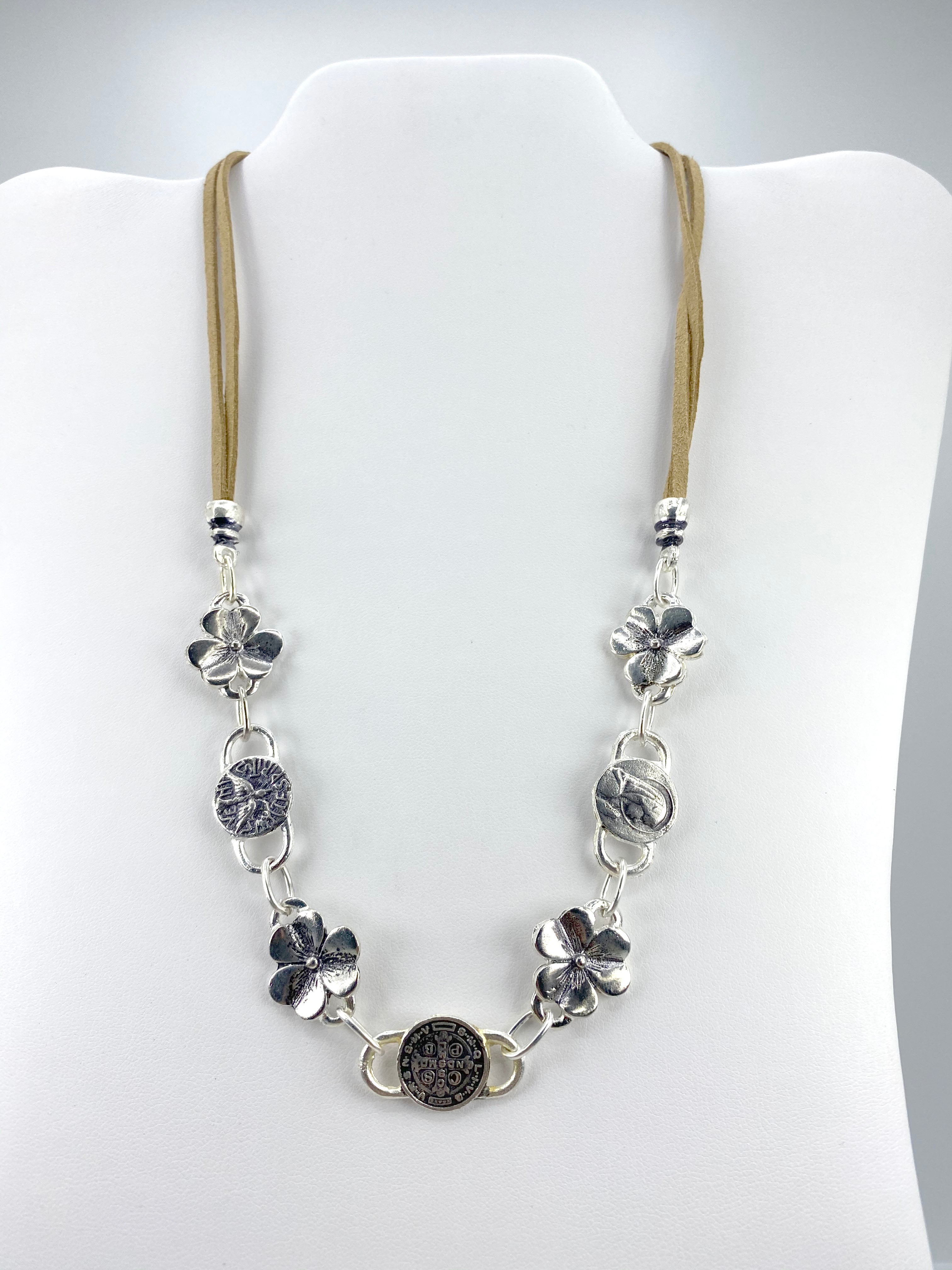 Collar Vintage de Flores de la Virgen María, el Espíritu Santo y San Benito Joyería Hecha a Mano con Cuero Genuino de Graciela's Collection