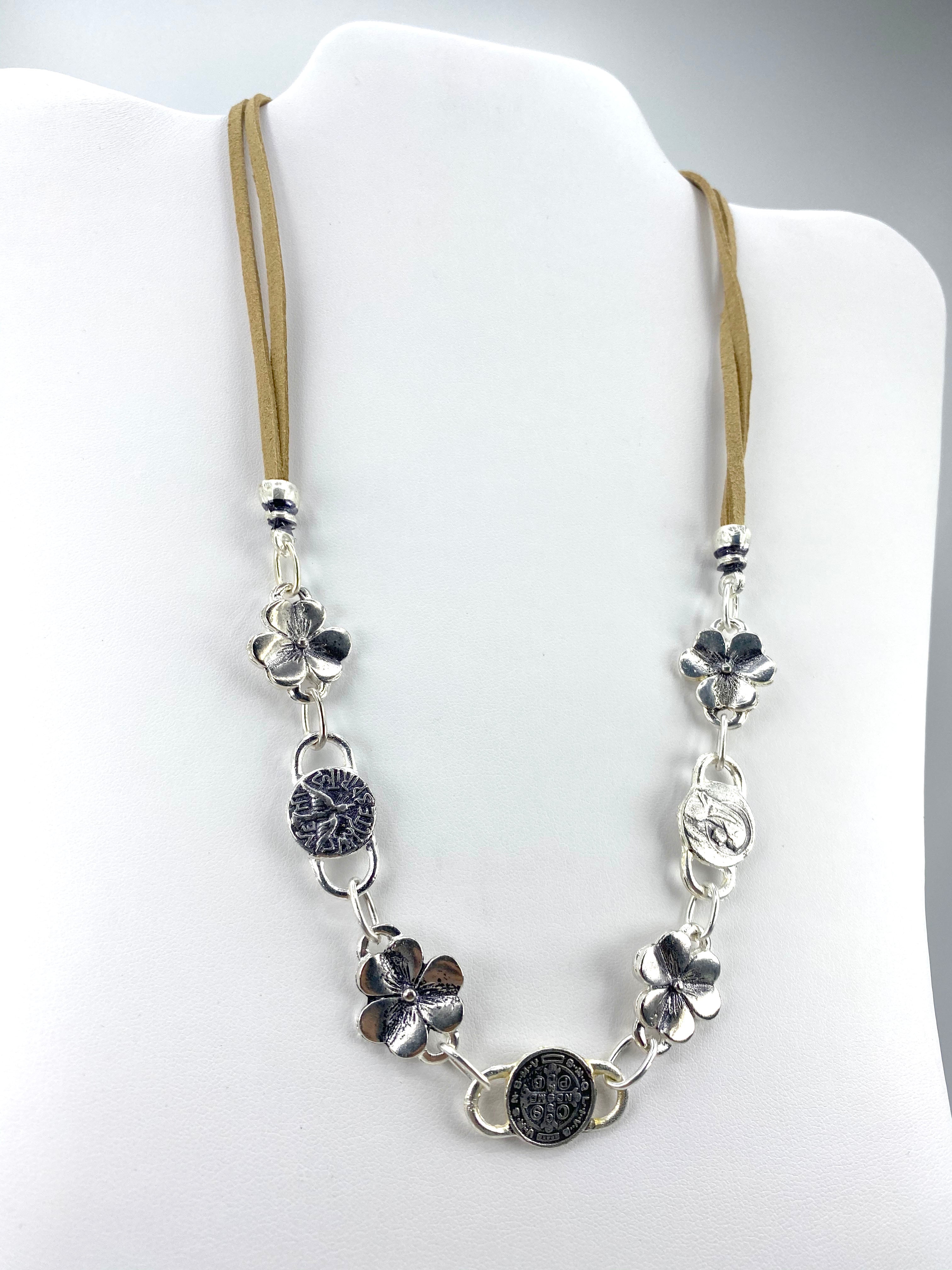 Collar Vintage de Flores de la Virgen María, el Espíritu Santo y San Benito Joyería Hecha a Mano con Cuero Genuino de Graciela's Collection