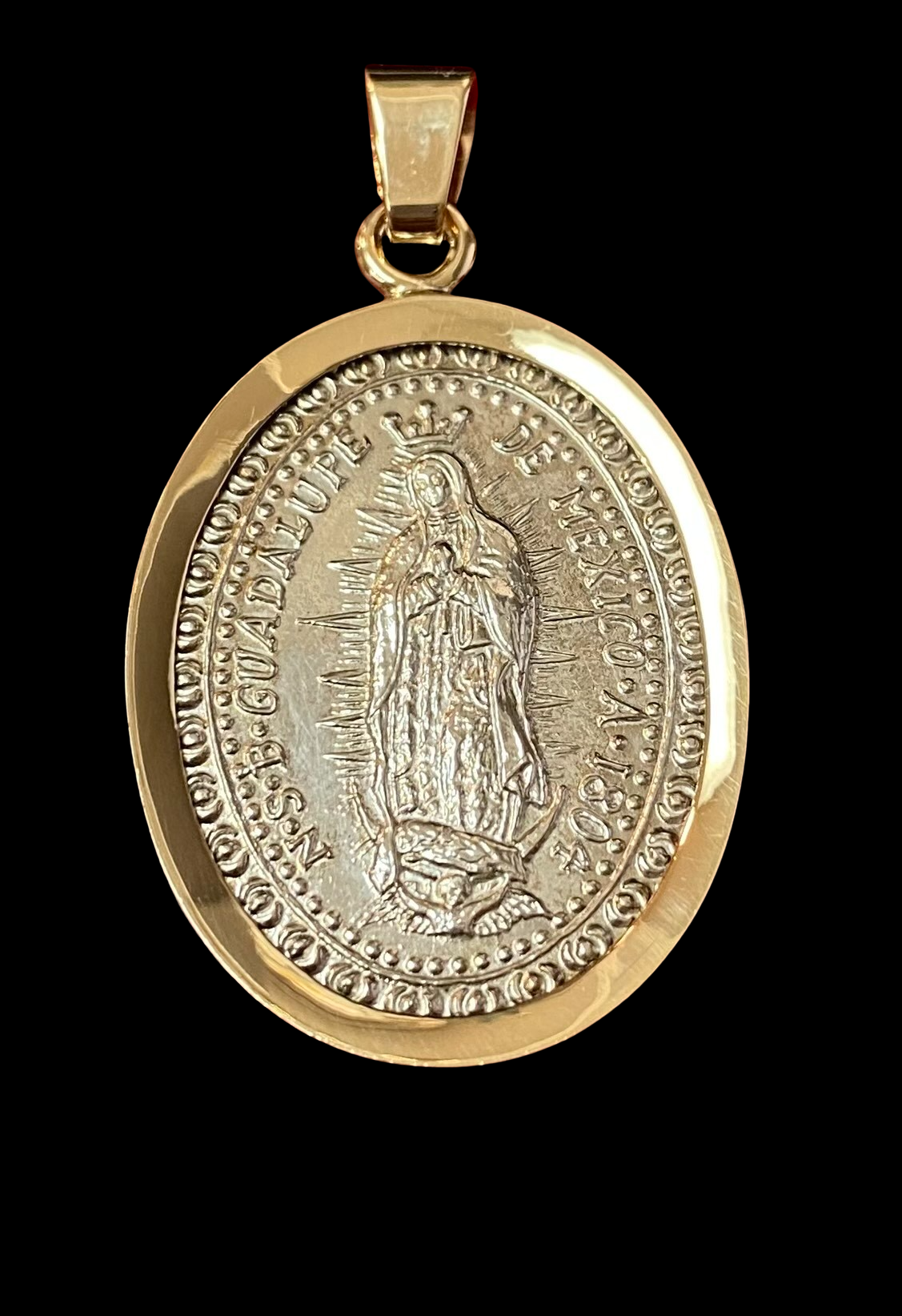 Medalla grande Virgen de Guadalupe en oro de 14k
