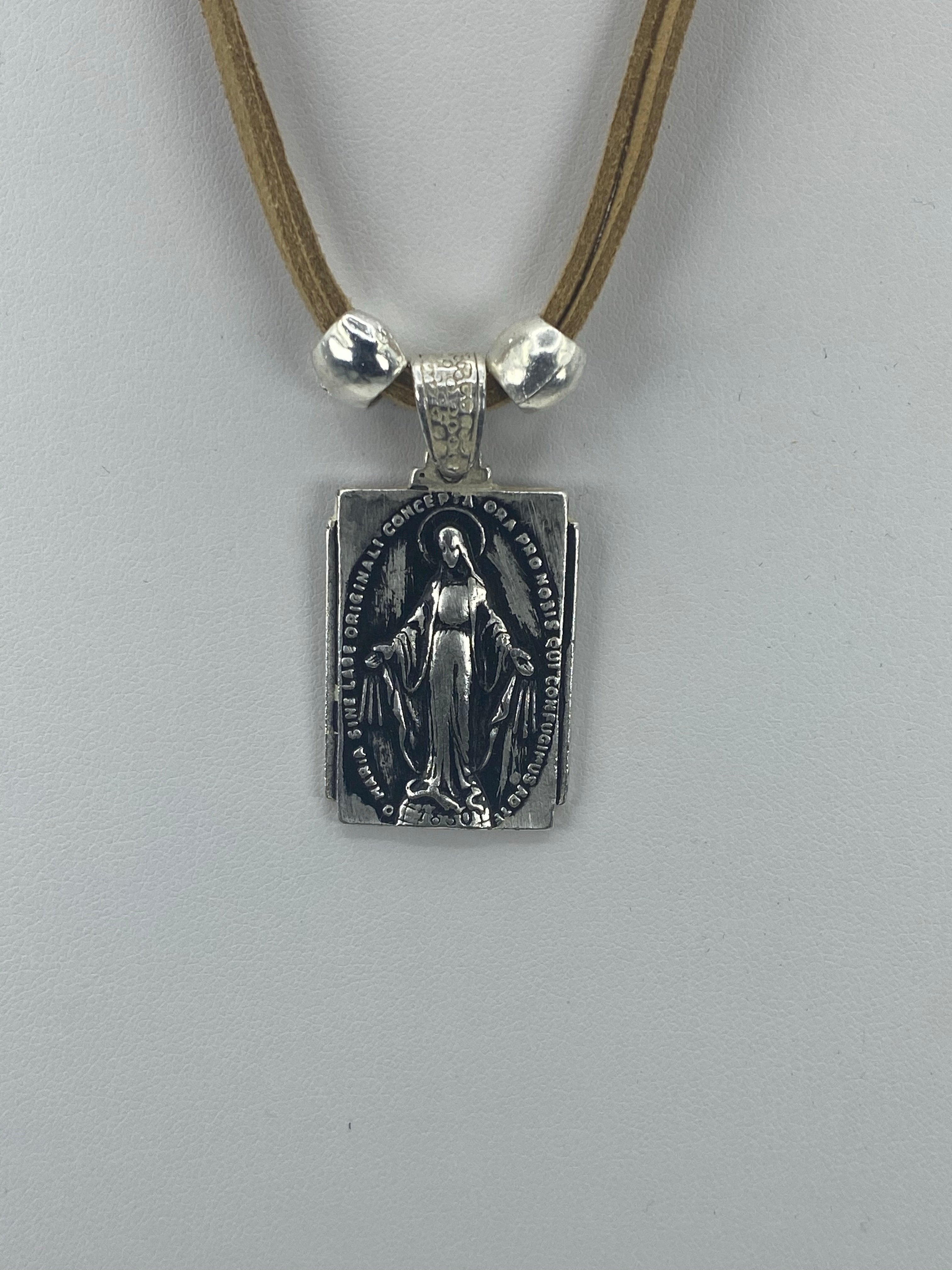Collar Vintage Virgen María Milagrosa Joyería Hecha a Mano con Correa de Cuero Genuino de Graciela's Collection