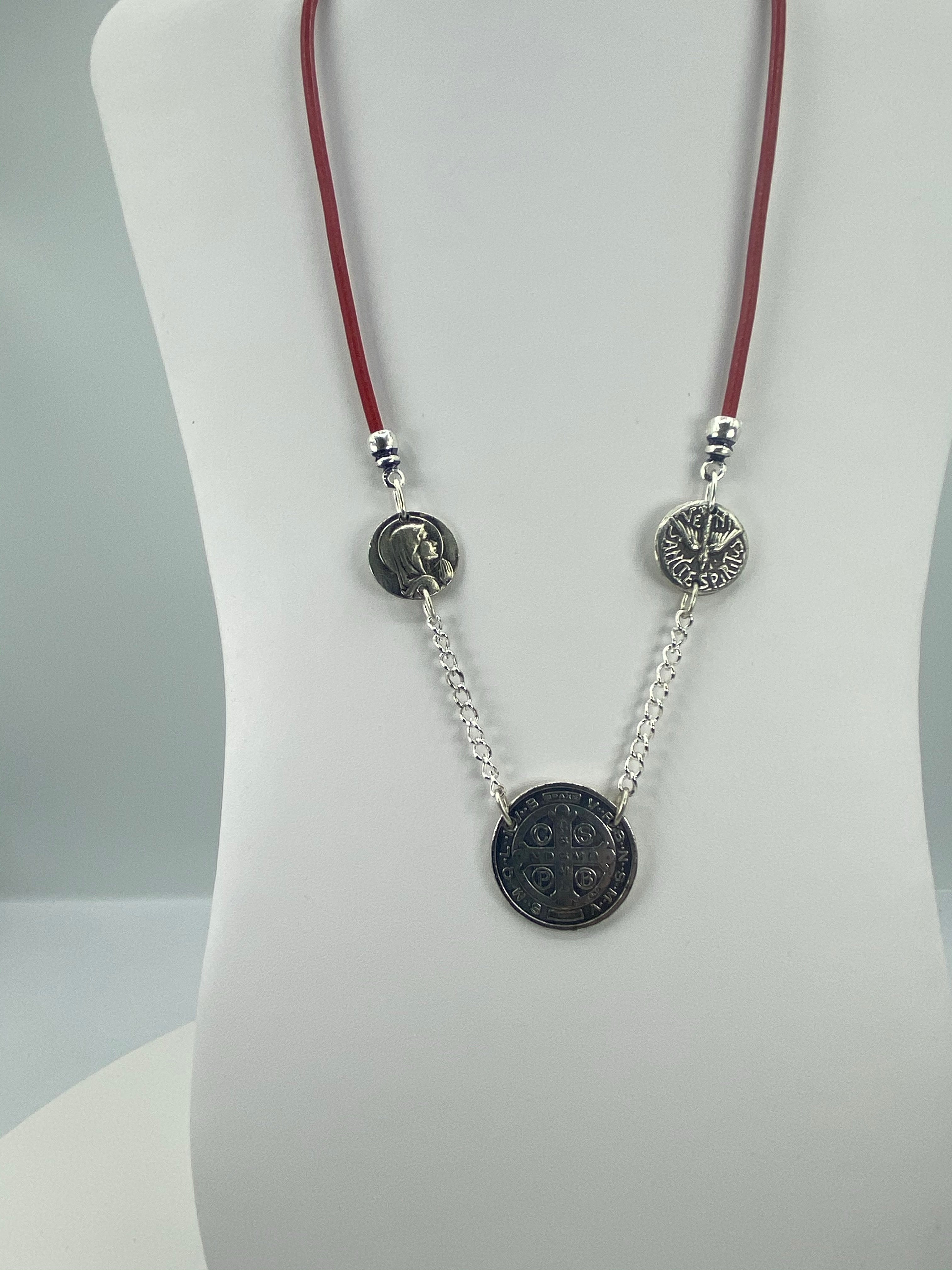 Collar Vintage de tres Medallas La Virgen María, San Benito y el Espíritu Santo con Cuero