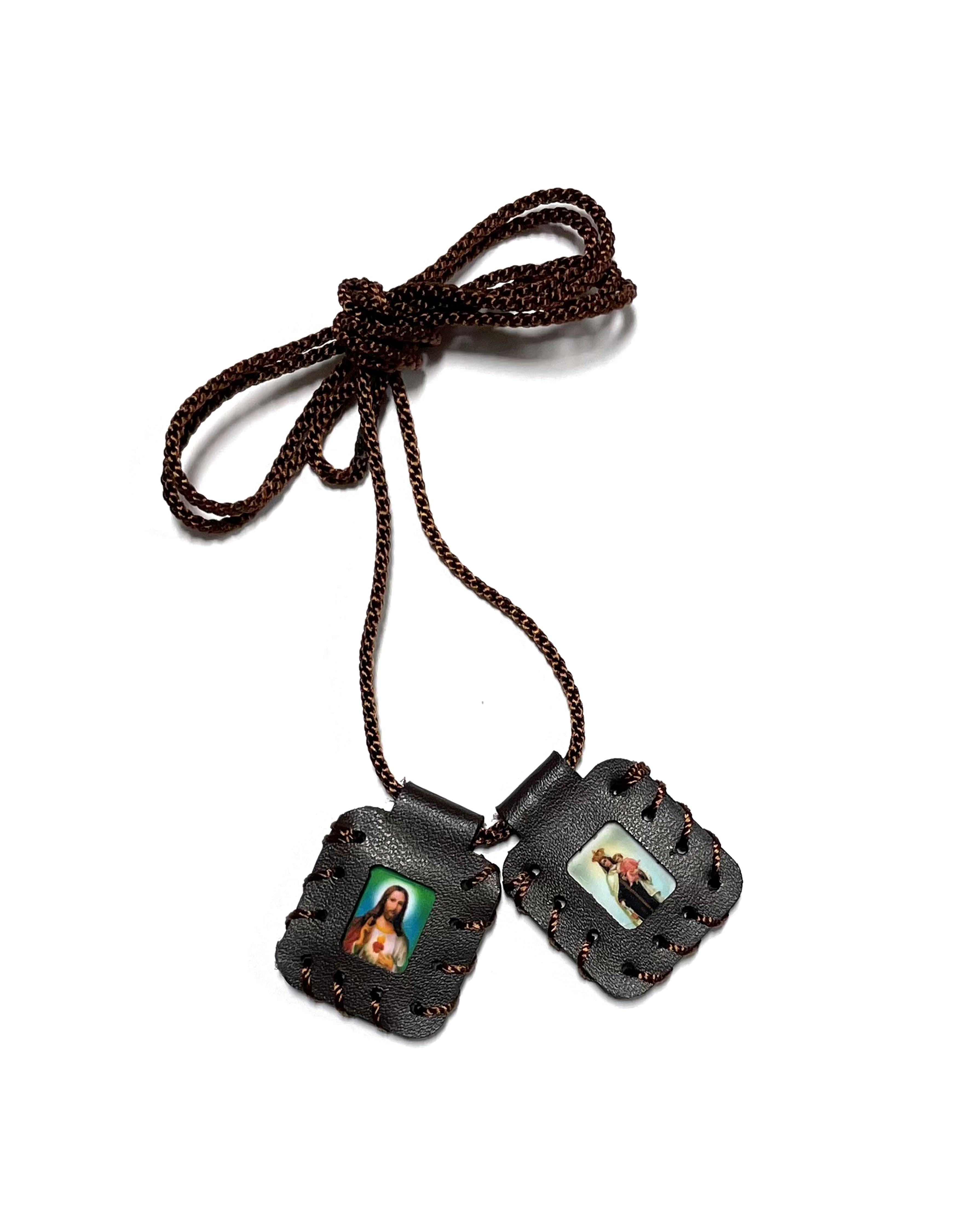 Traditional leather scapular of Our Lady of Mt Carmel, Escapulario de cuero tradicional de La Virgen del Carmen