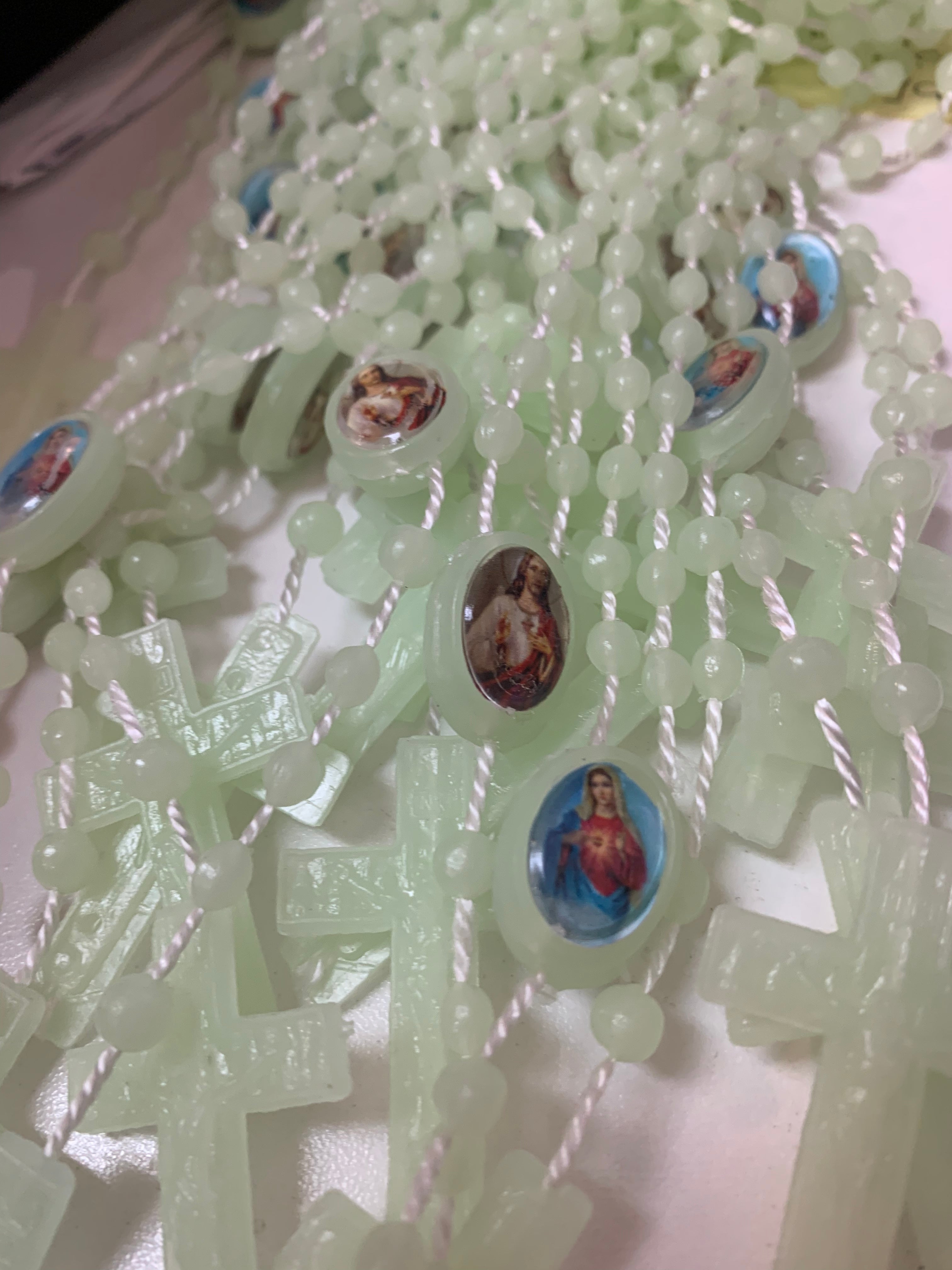 Rosario de plástico fluorescente