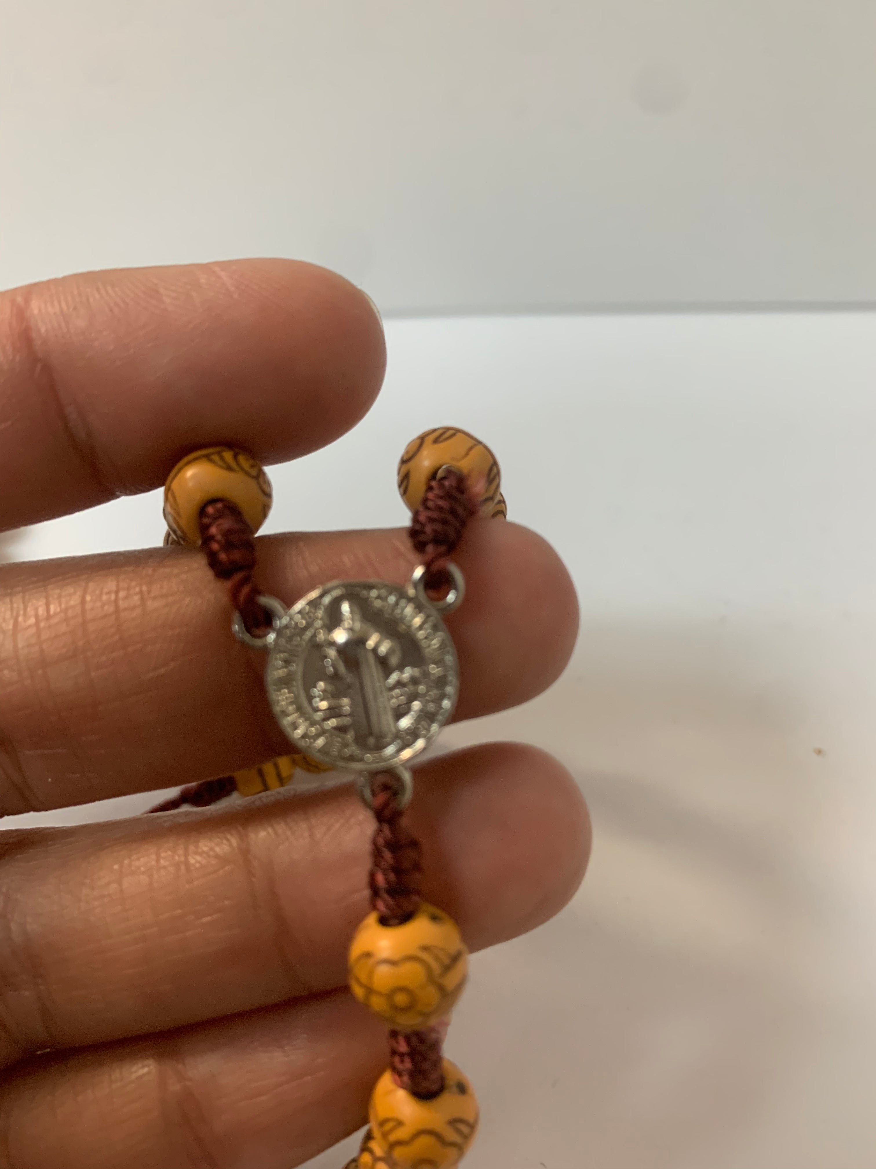 Rosario de madera tallado con flores de San Benito